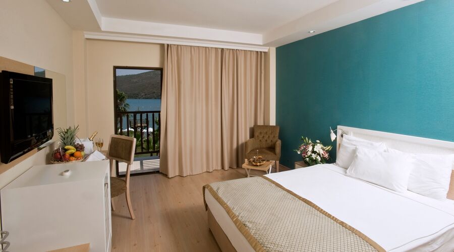 Crystal Green Bay Resort&Spa