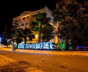 Side Town By Zhotels